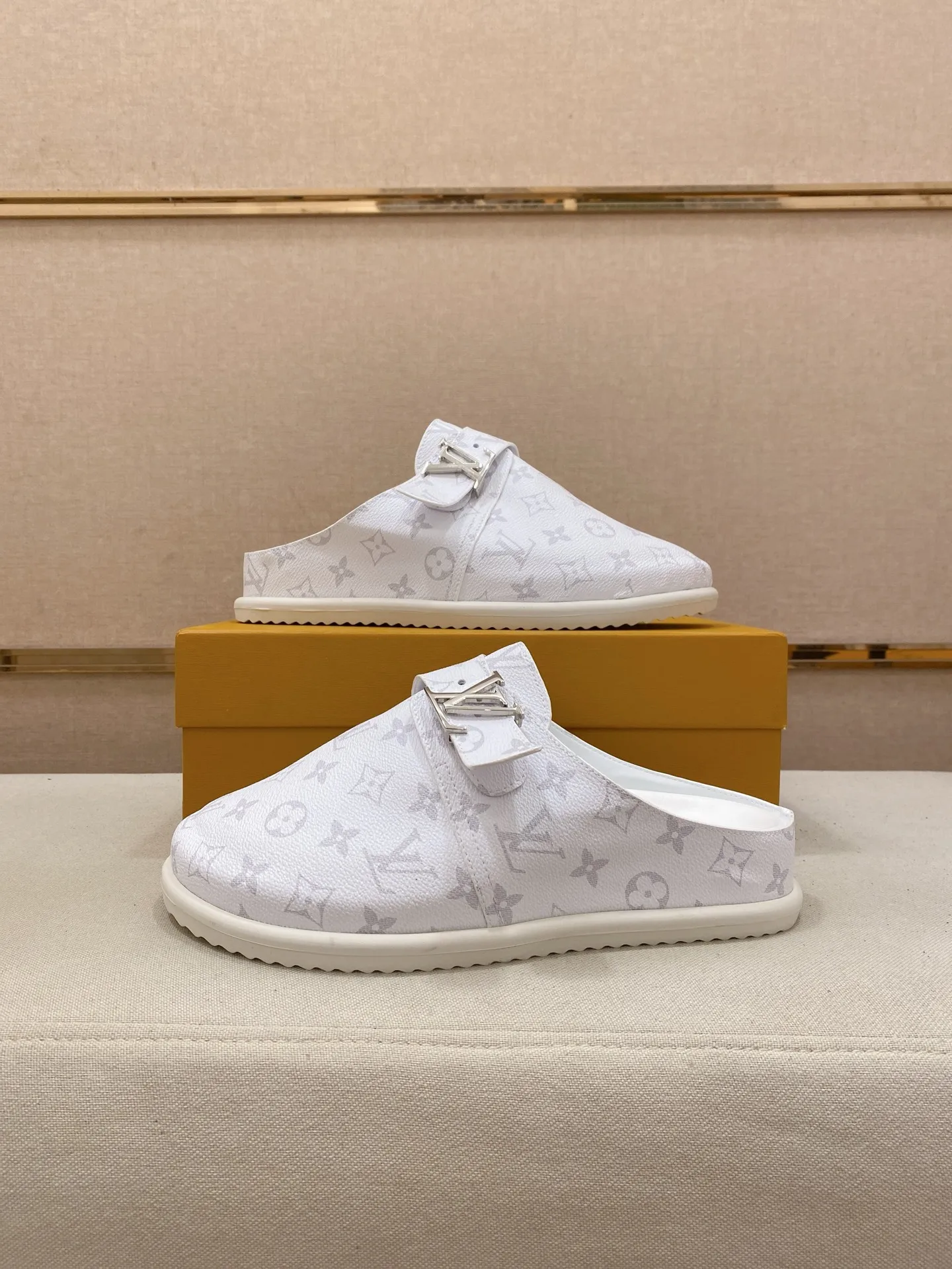 Men's shoes 💰: 360💰Made by LV🔍Top purchasing agents, men's spring and summer slippers are synchronized in the counters. The uppers are made of imported materials from Italy with logo graphics and high-quality craftsmanship. The soles: original soles specially provided by the original factory. The exclusive movable molded soles are super comfortable. Original goods follow the order, 🔍🔍high quality, you can enter and exit the counter at will. Welcome to compare, code number 38-44.